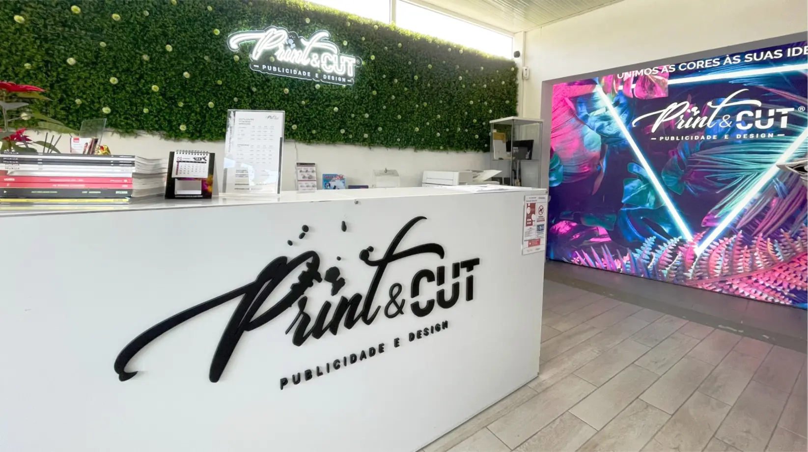 Print & Cut no ambiente de trabalho criativo da empresa em Vila Nova de Gaia