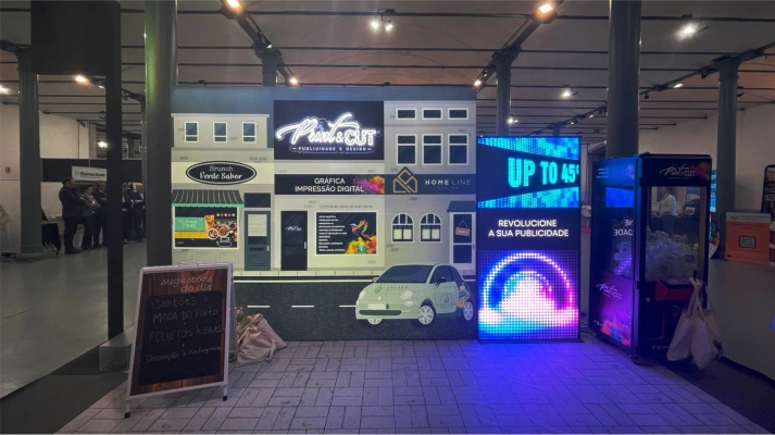 Display promocional para evento empresarial